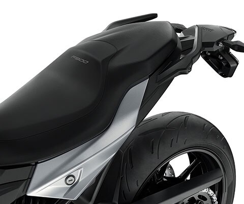 We see the seat of the F 900 R. It adapts to all riders thanks to the six seat heights.
