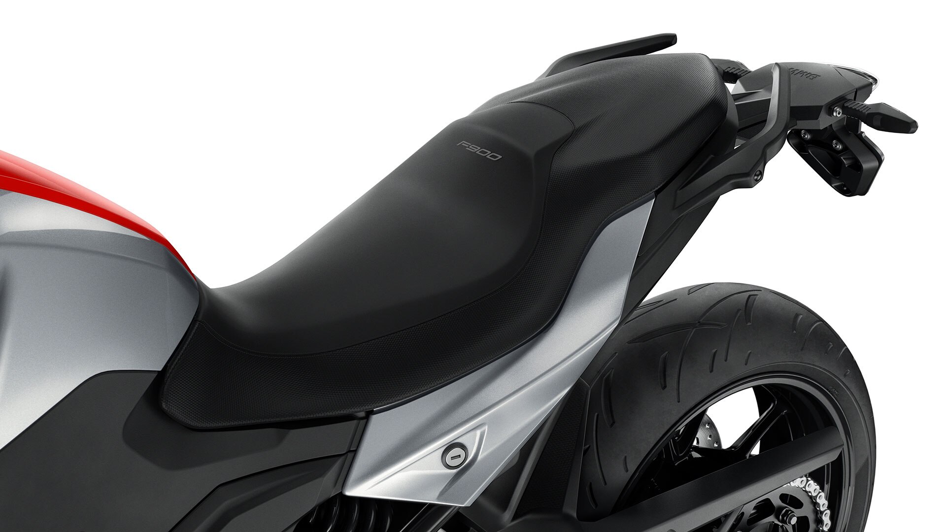 We see the seat of the F 900 R. It adapts to all riders thanks to the six seat heights.