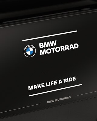 Enfoque en la pantalla a color con la pantalla de inicio de BMW Motorrad.