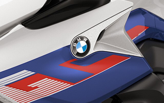 La K 1600 GT en blanco luminoso / azul Racing metalizado / rojo Racing.