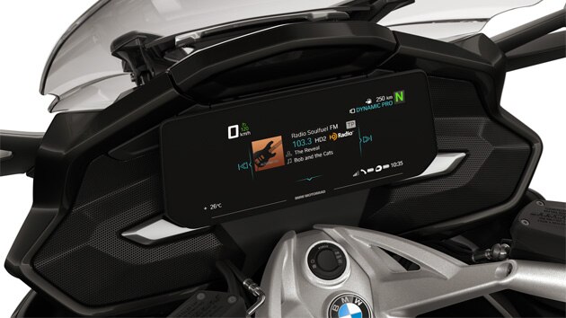 Enfoque en la pantalla TFT y en el motor Boxer de la K 1600 GT.