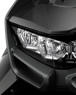 Aquí se ve la parte frontal con el faro delantero Full LED de la C 400 GT.
