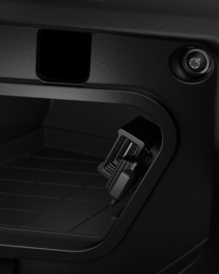 Aquí se ve el conector de carga USB en el compartimento de almacenamiento de la C 400 GT.