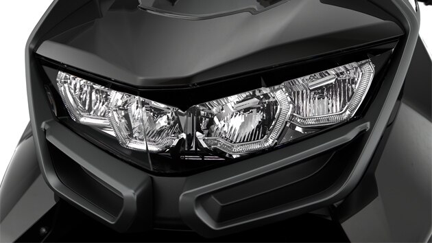 Aquí se ve la parte frontal con el faro delantero Full LED de la C 400 GT.