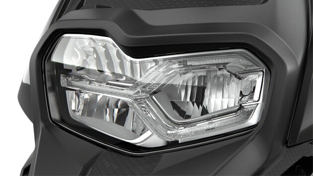Aquí se ve la parte frontal con el faro delantero Full LED de la C 400 X.