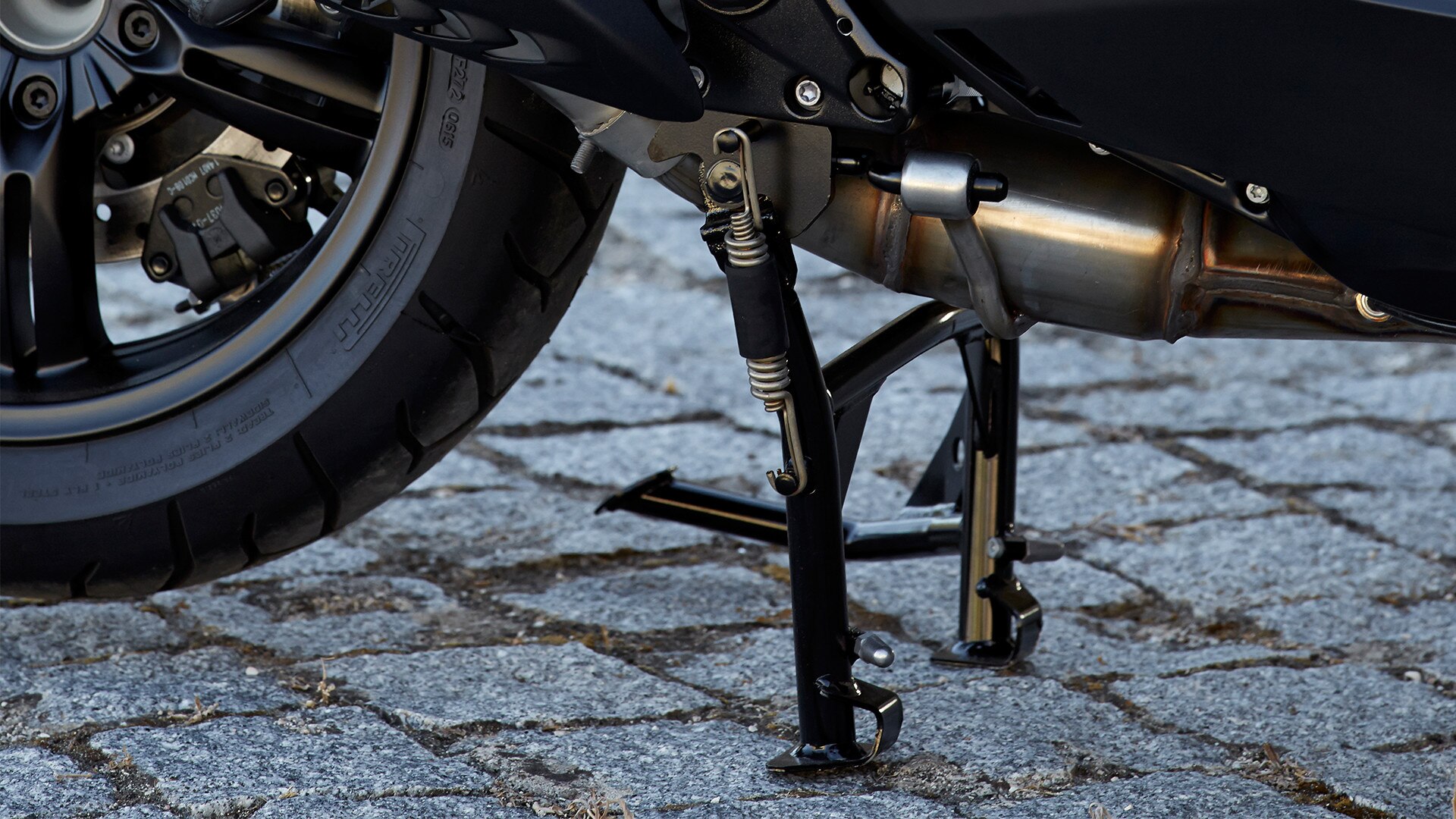Caballete central optimizado de la C 650 Sport
